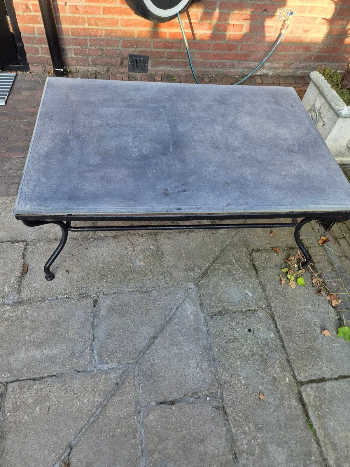 Oude gietijzeren salon tuintafel met hardsteenblad, Tuin en Terras, Tuintafels, Ophalen, Gebruikt, Rechthoekig, Metaal