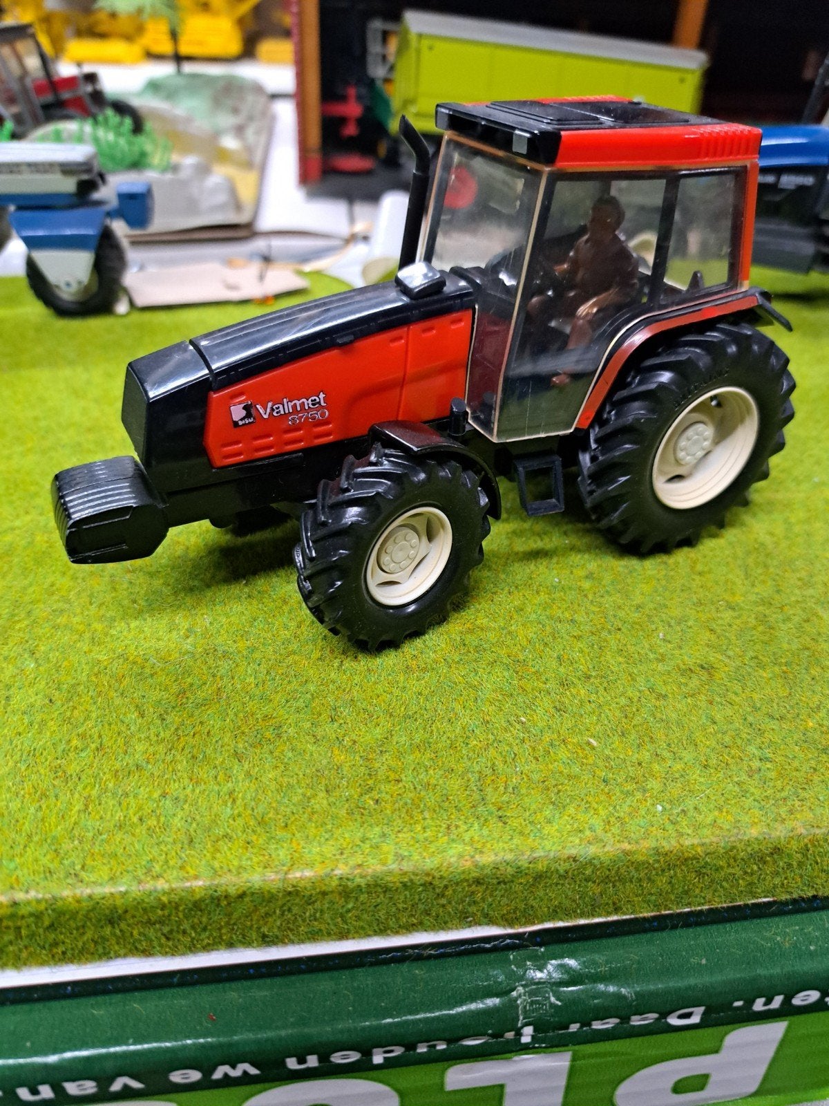 Sisu Valmet 8750 van Britains met stocknummer 9439, Hobby en Vrije tijd, Modelauto's | 1:32, Ophalen of Verzenden, Zo goed als nieuw