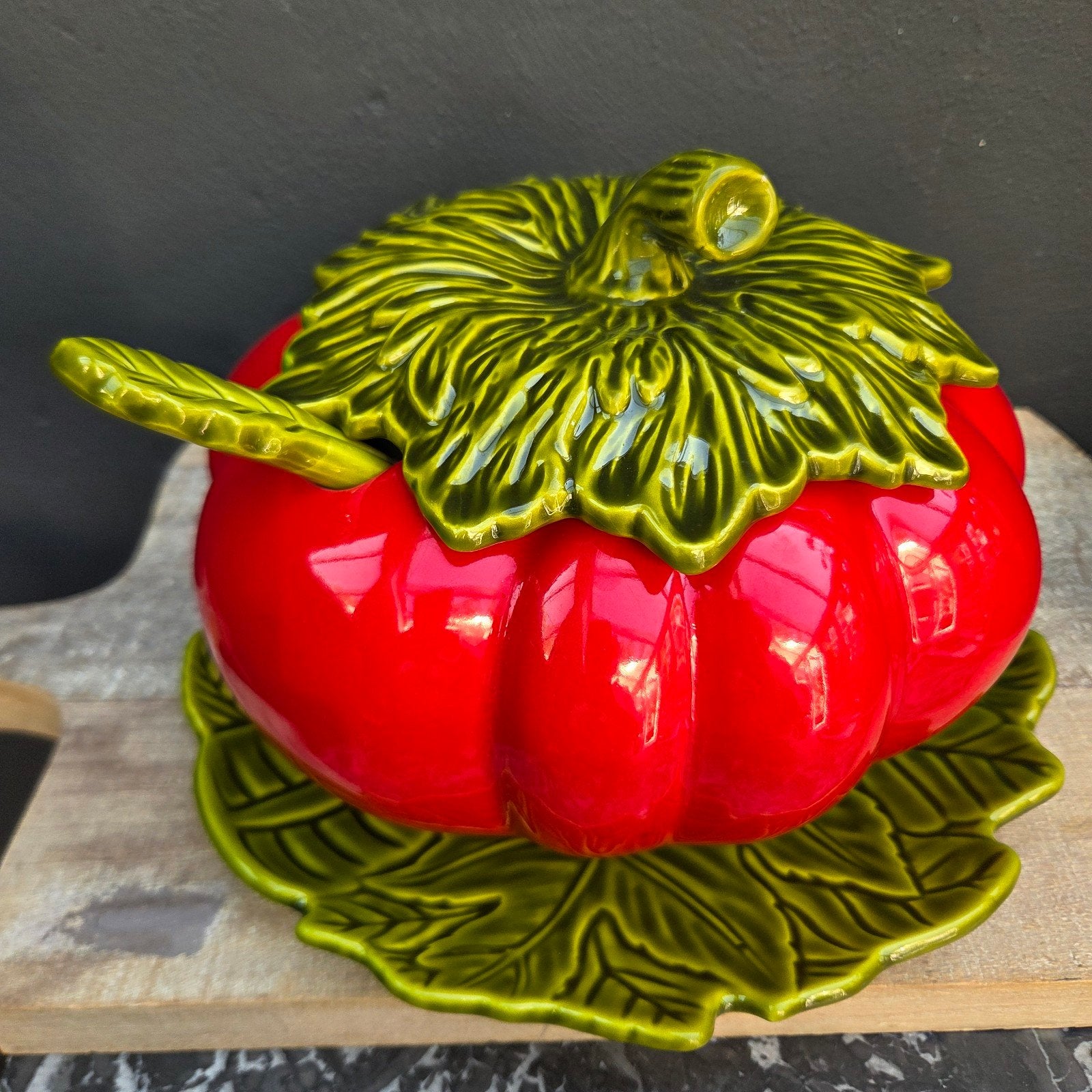 Joekel van een tomaat terrine met koolbladbord en lepel, Ophalen of Verzenden