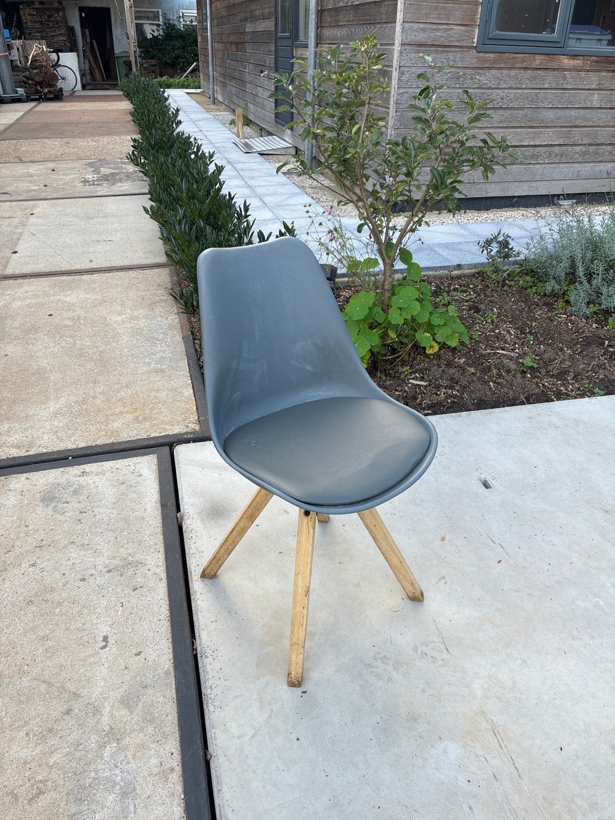 11 Kunststof kuipstoelen met kussen en houten poten, Ophalen, Kunststof, Gebruikt, Grijs