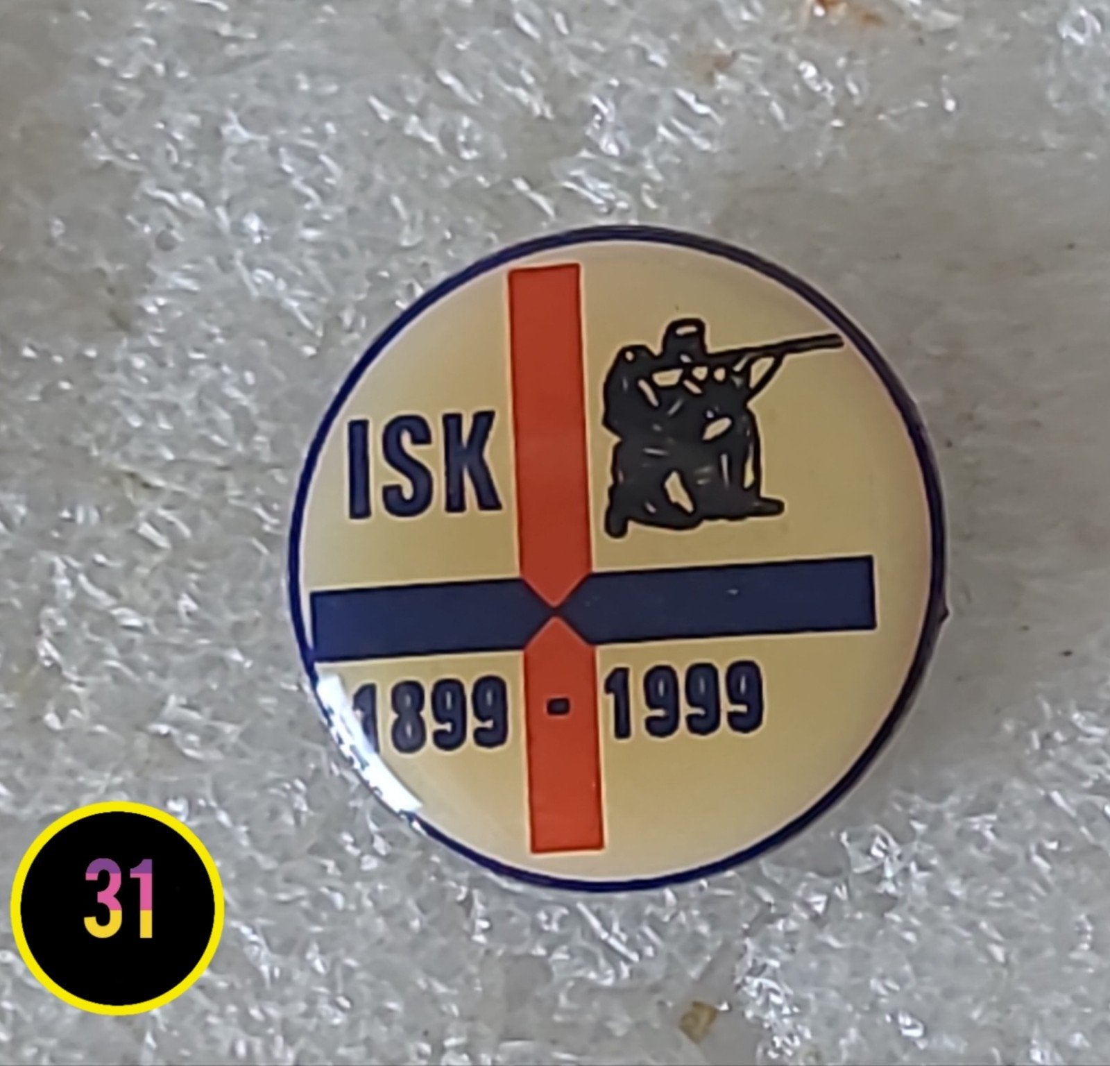 ISK Pin 1899-1999 Jubileum Schutter met Geweer, Verzamelen, Speldjes, Pins en Buttons, Verzenden, Gebruikt, Overige onderwerpen