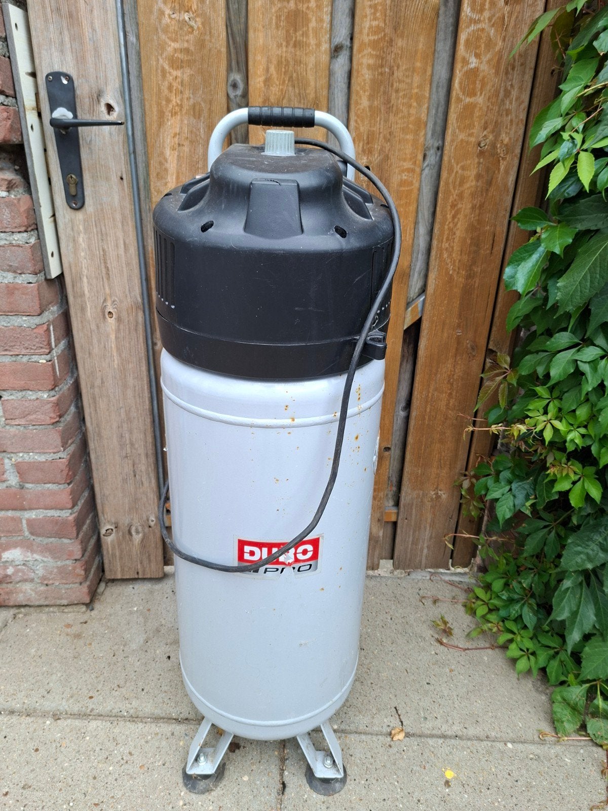 DUBBO D-K 242/50 Staande Compressor - Bouwt druk op, Ophalen of Verzenden