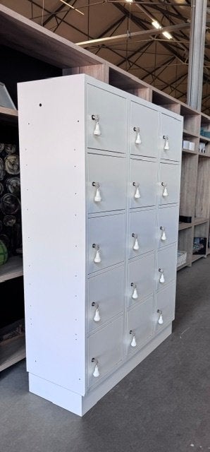 Foto 2 van Witte Metalen Lockerkast / Vakkenkast –15 deuren met Sleutel