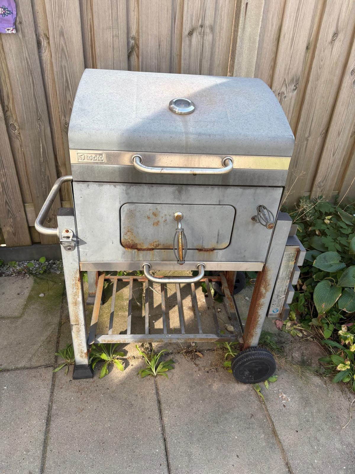 Gratis Gebruikte Tepro BBQ met wielen en zijtafel, Ophalen, Gebruikt, Onbekend