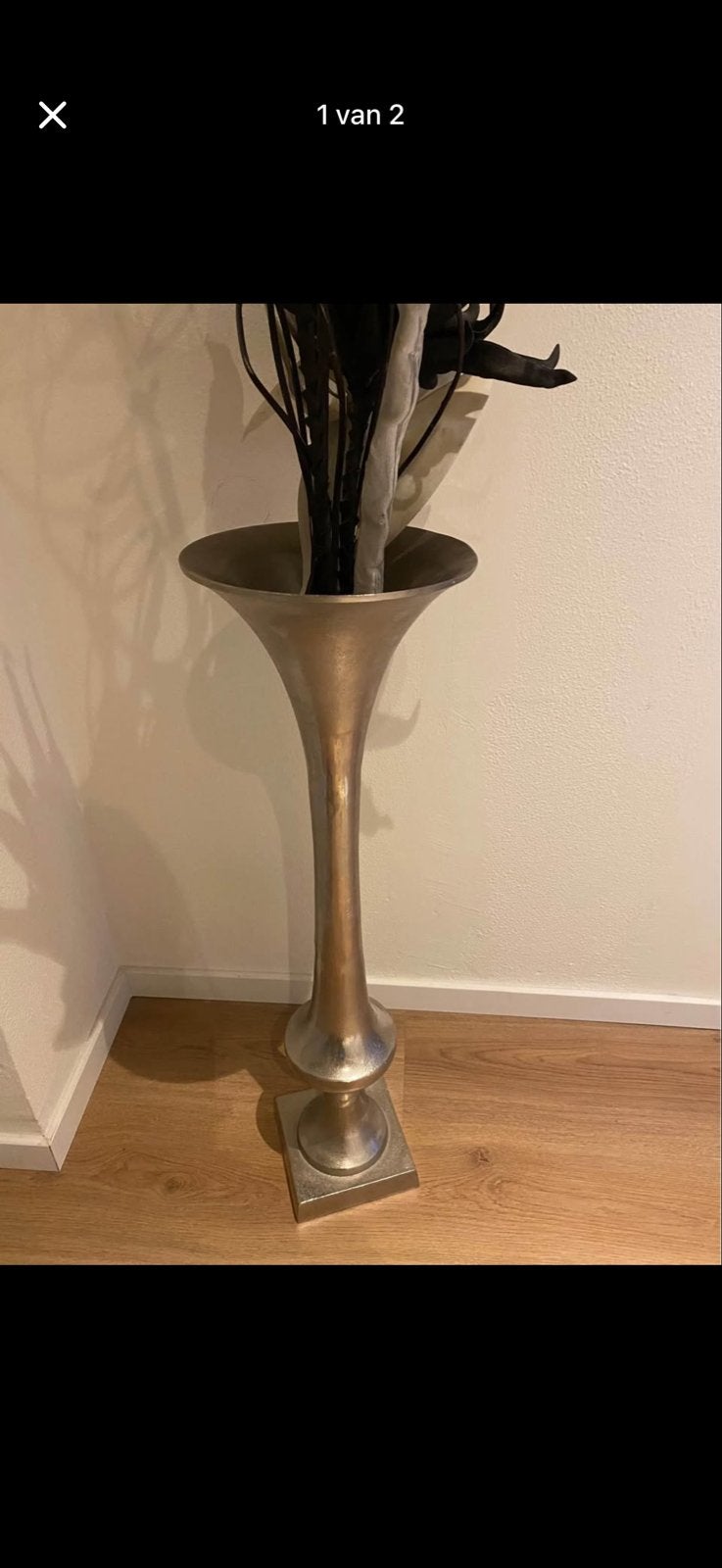 Grote zilveren vaas met decoratieve takken, Huis en Inrichting, Woonaccessoires | Vazen, Ophalen, Inclusief decoratie, Zo goed als nieuw