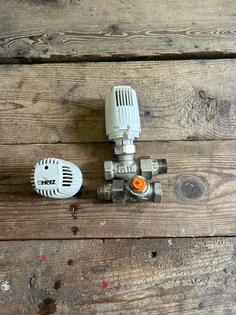2 x Herz rechte radiatorkraan 1/2” met thermostaatknop, Ophalen of Verzenden