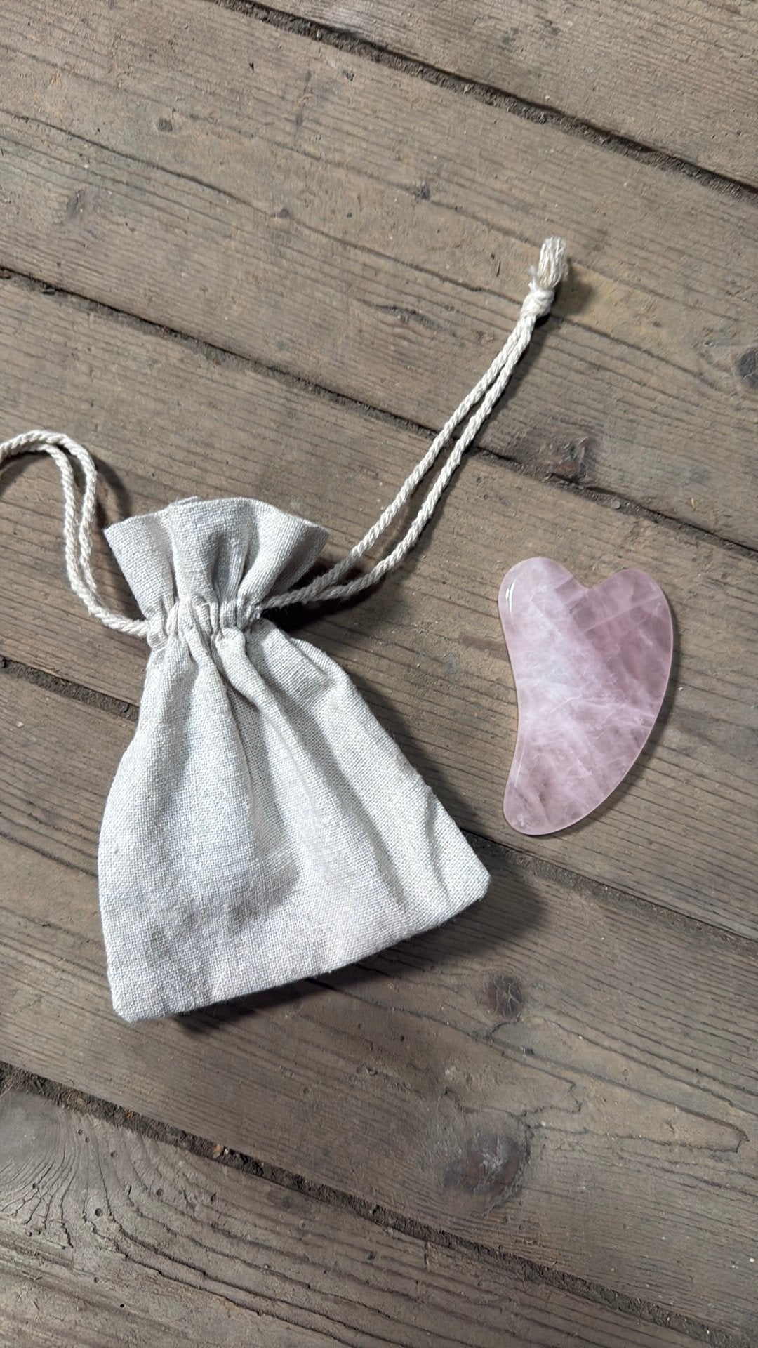 Rozenkwarts Gua Sha | Hartvormige massagesteen met zakje, Nieuw, Ophalen of Verzenden, Steen of Mineraal, Roze