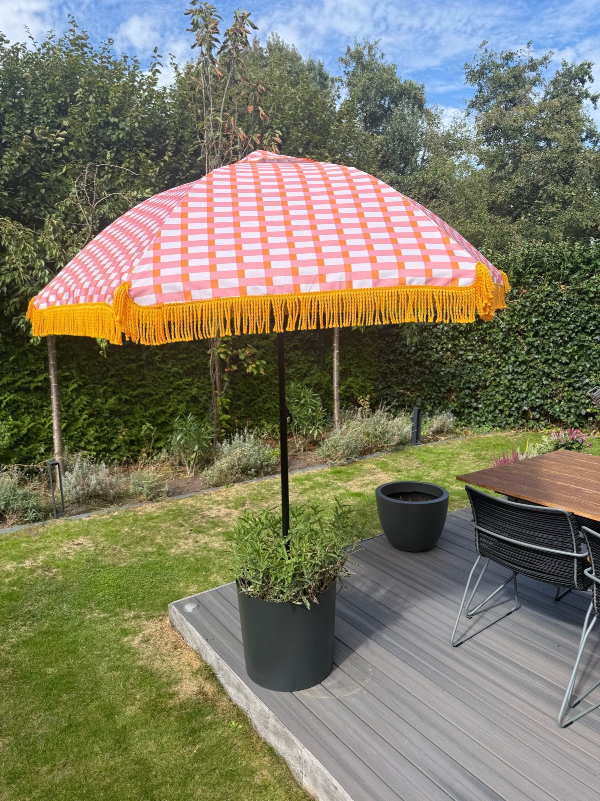 Leuke roze/oranje geruite parasol incl plantenbak als voet, Ophalen, Gebruikt, 1 tot 2 meter, Stokparasol