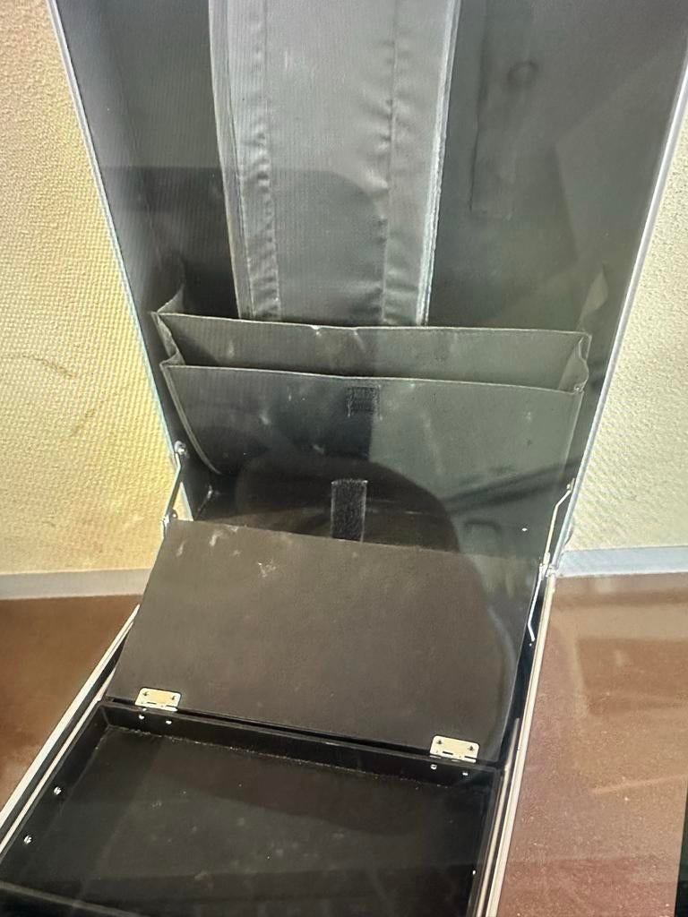 Robuuste Zwarte Koffer met Cijferslot, Sieraden, Tassen en Uiterlijk, Koffers, Gebruikt, Ophalen of Verzenden, Metaal, 35 tot 45 cm