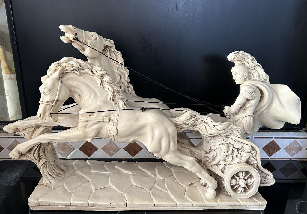 beeld van een romeinse strijder met paard en wagen, Ophalen, Gebruikt, Mens