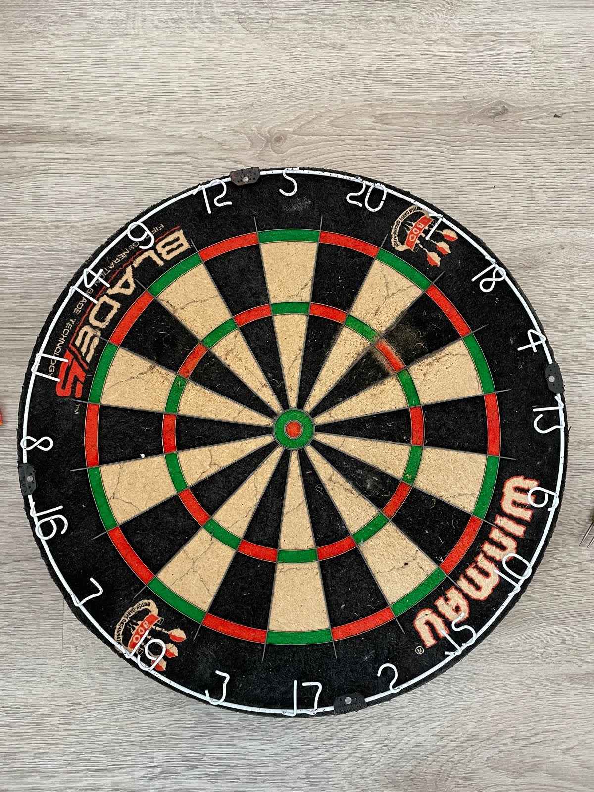 Dartbord Winmau met MvG pijlen en omhangsel, Sport en Fitness, Darts, Ophalen, Gebruikt, Dartbord met pijlen