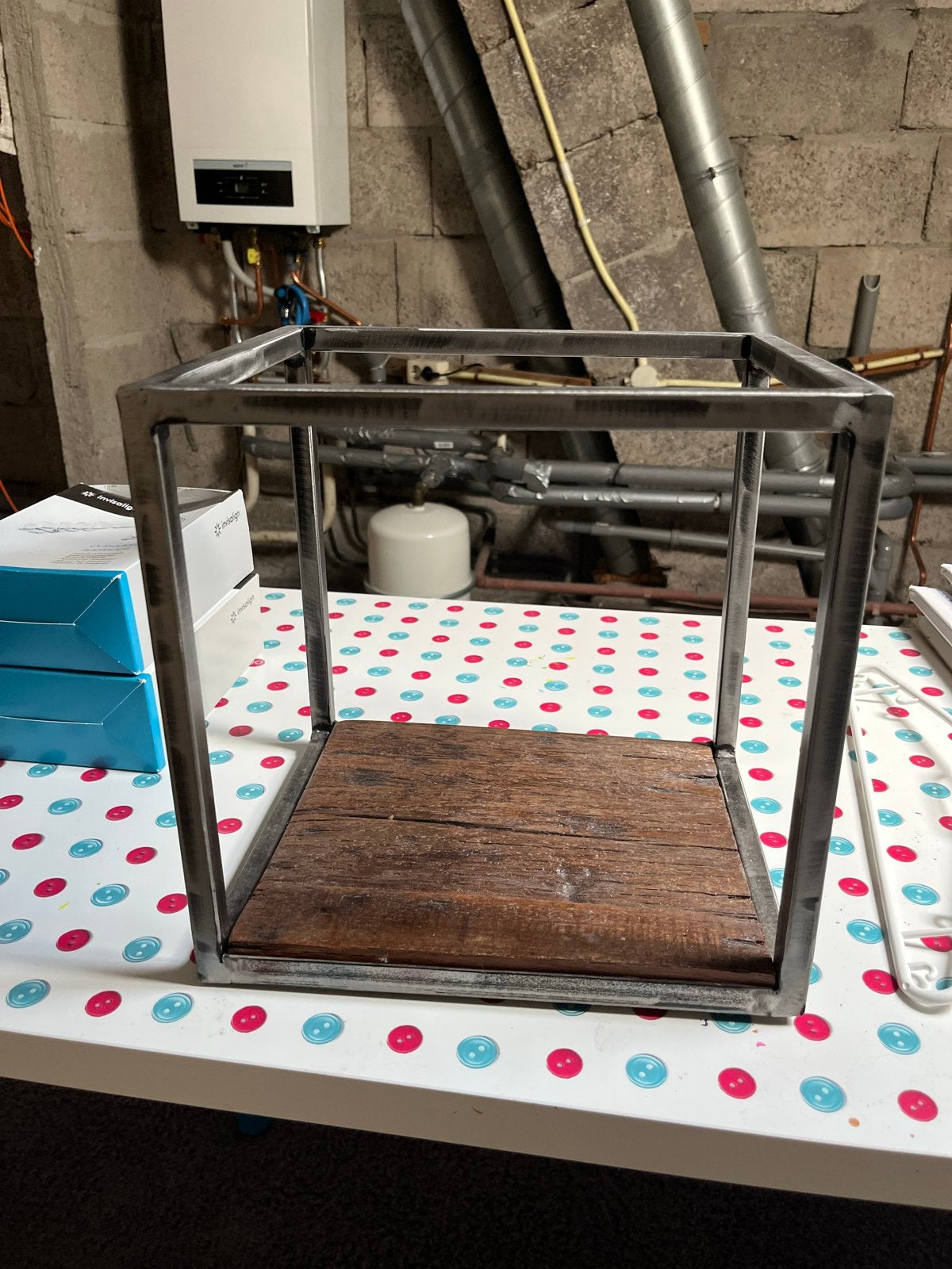 Metalen kubus met houten plank - Decoratief of op te hangen, Ophalen, Gebruikt