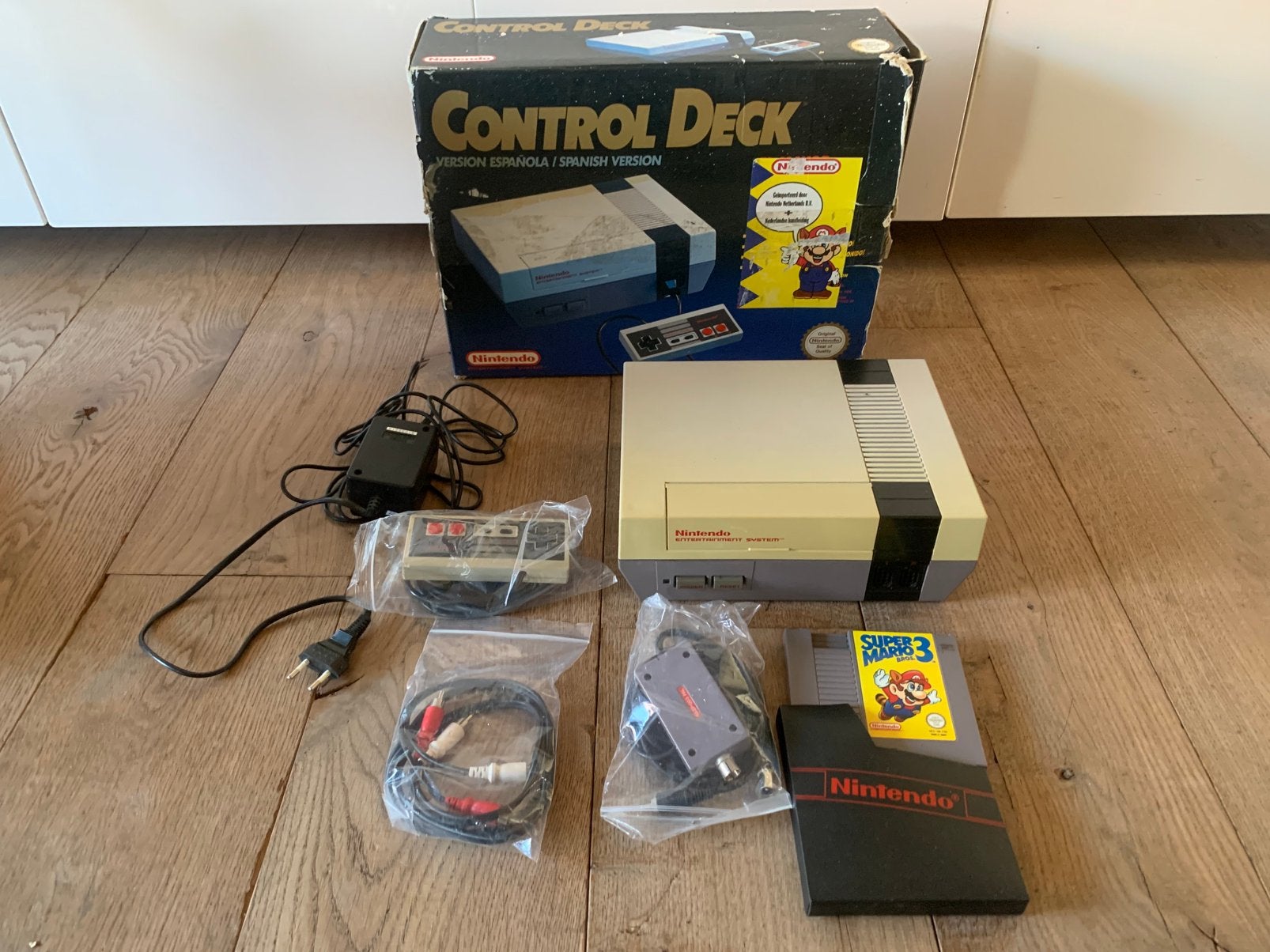 Nintendo in doos 8 bit met mario bross 3 console, Ophalen of Verzenden, Zo goed als nieuw, Met 1 controller