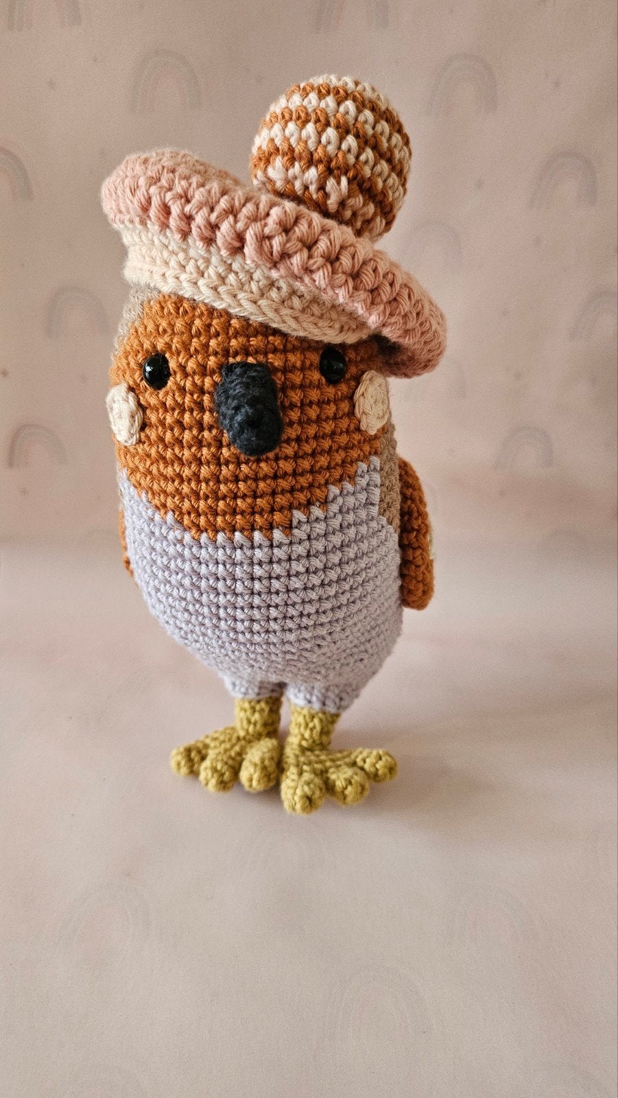 Gehaakte Vogel met Hoedje - Handgemaakt Amigurumi, Handgemaakt, Meerkleurig, Ophalen of Verzenden, Zo goed als nieuw
