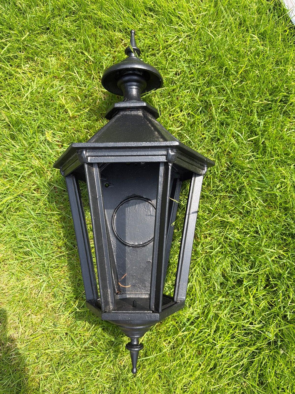Platte ijzeren buitenlantaarn met glas, Tuin en Terras, Buitenverlichting, Ophalen of Verzenden, Gebruikt, IJzer, Wandlamp