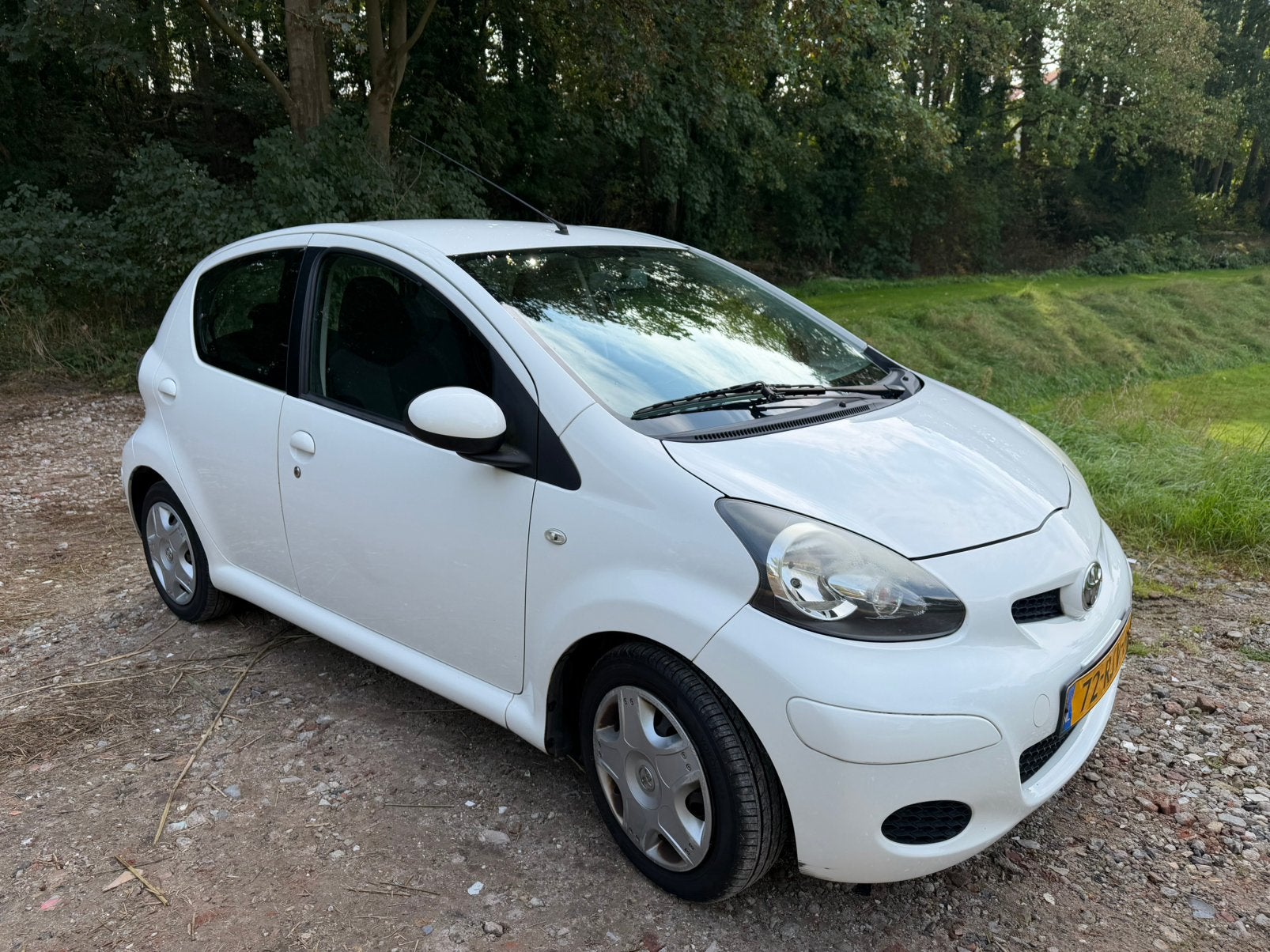Toyota Aygo 1.0 12V Vvt-i 5DRS 2011 Wit, APK tot juni 2027, Auto's, Voorwielaandrijving, 4 stoelen, Origineel Nederlands, Handgeschakeld