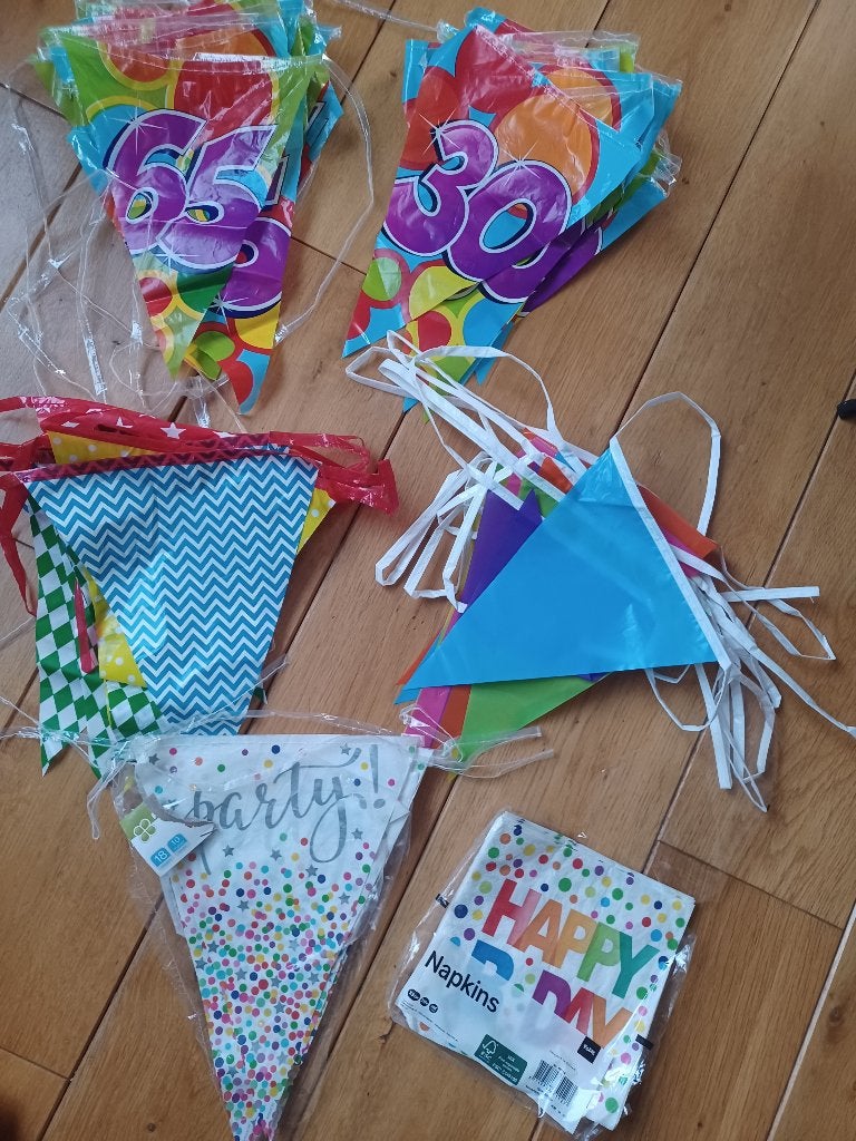 Div. verjaardagsversiering slingers, 30,65 jr, servetten etc, Hobby en Vrije tijd, Feestartikelen, Ophalen of Verzenden, Zo goed als nieuw
