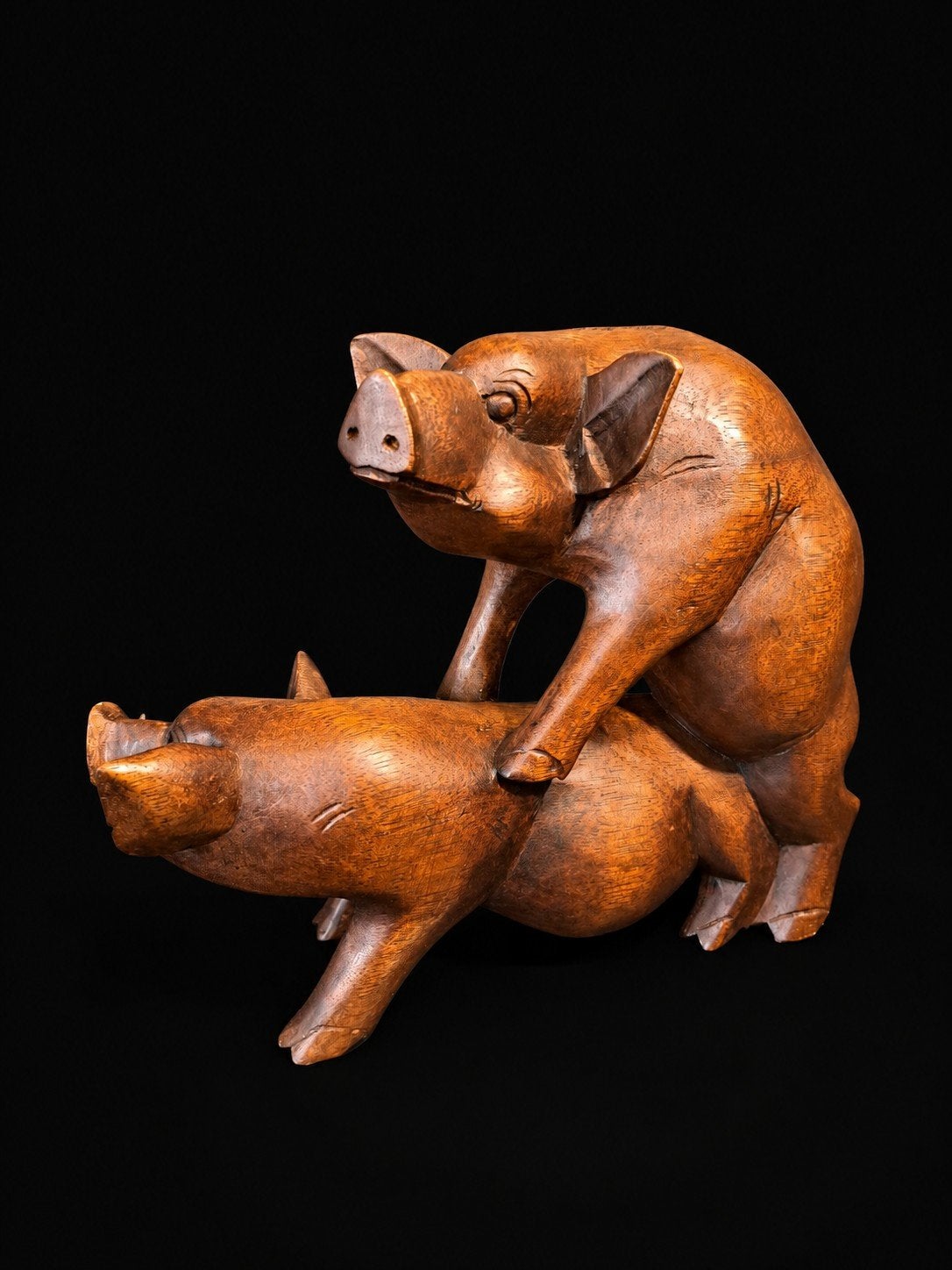 Balinees houtsnijwerk: Twee varkens die de liefde bedrijven, Houtsnijwerk, Ophalen of Verzenden, 20 - 50 cm, Hout
