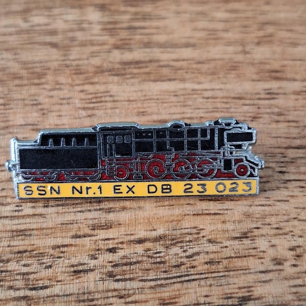 Pin locomotief SSN Nr.1 EX DB 23 023, Ophalen of Verzenden, Gebruikt, Transport, Speldje of Pin