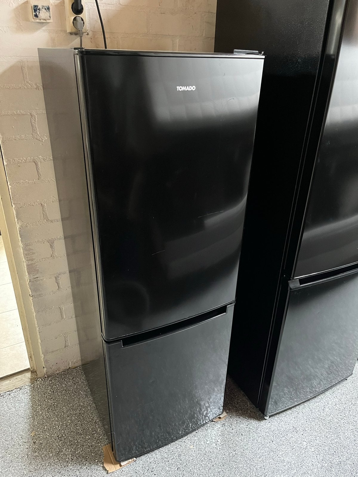 Tomado TCR1420B Koel/vriescombinatie - Zwart, Witgoed en Apparatuur, Ophalen, Gebruikt, 100 tot 150 liter, 140 tot 160 cm