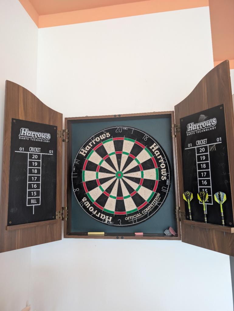 Harrows dartbord kast + accessoires – nauwelijks gebruikt, Ophalen, Zo goed als nieuw, Dartbord met pijlen