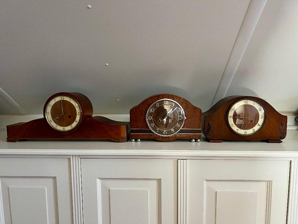 Drie oude pendules met slingeruurwerk, Ophalen