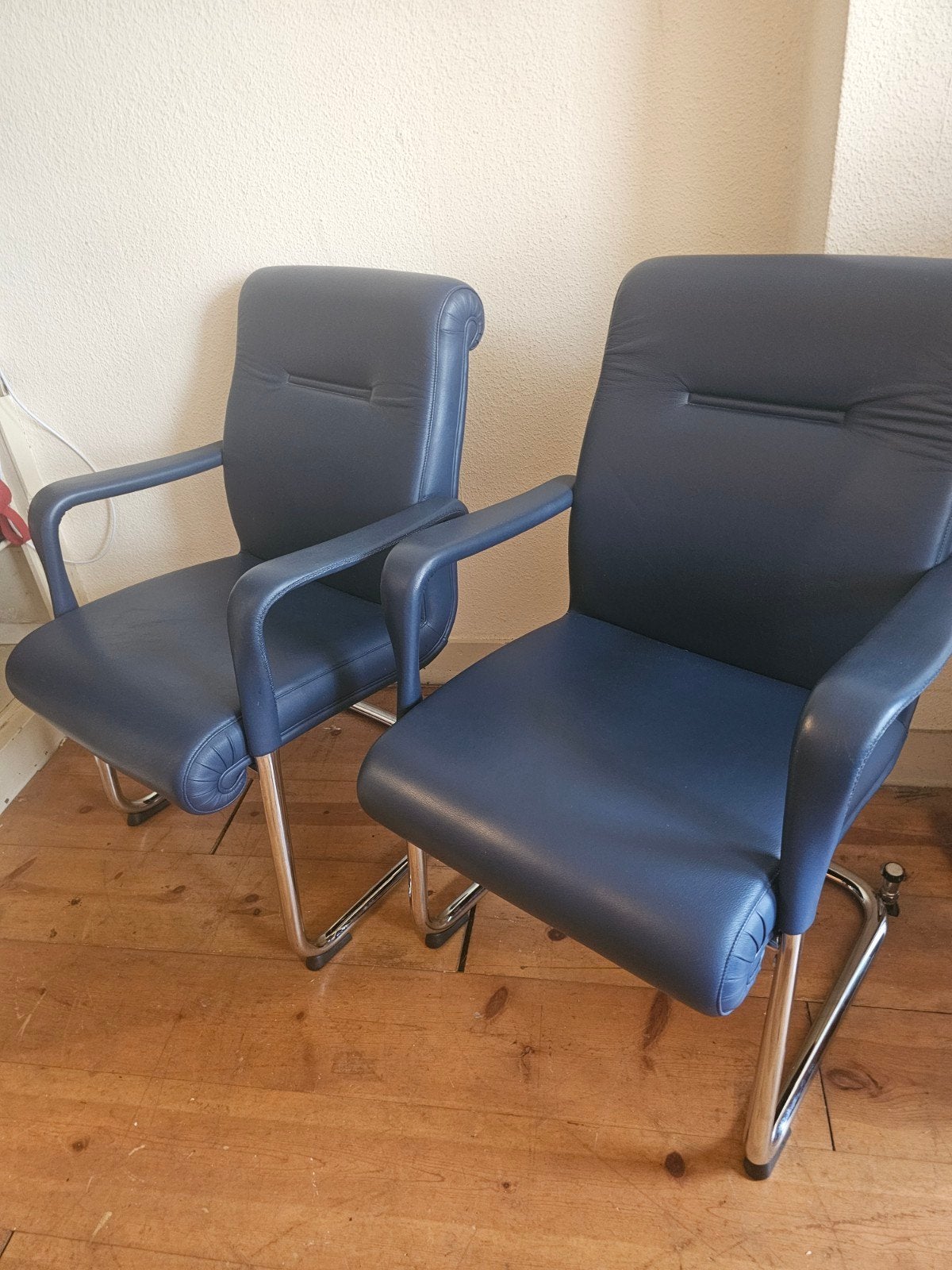 2x Poltrona Frau Forum leren design stoelen - Blauw leer, Huis en Inrichting, Ophalen, Gebruikt, Twee, Blauw