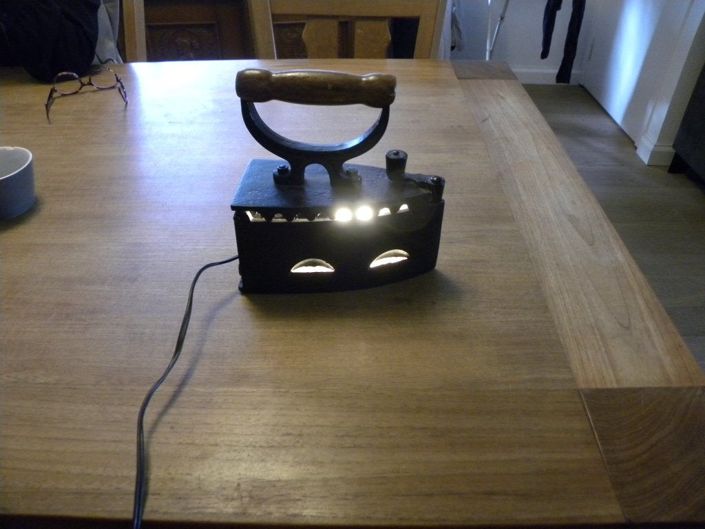 mooi omgebouwde antieke strijkijzer na bijzet lamp, Ophalen