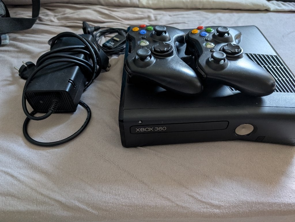Xbox 360, 2 controller en 15 spellen, Spelcomputers en Games, Games | Xbox 360, Ophalen, Gebruikt, Overige genres, 3 spelers of meer