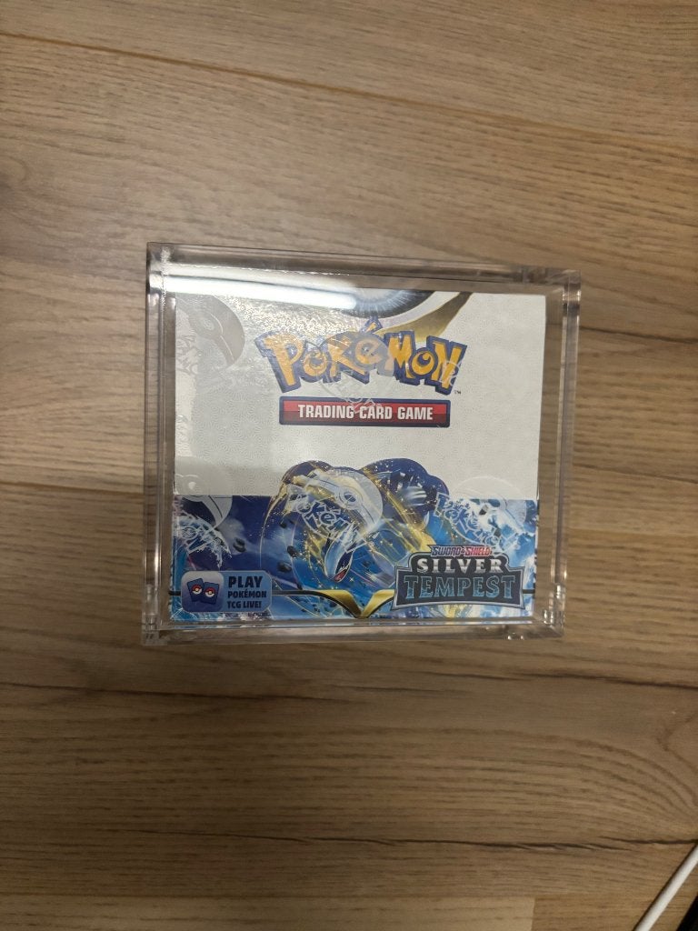Pokémon Silver Tempest Booster Box in Acryl Display, Ophalen of Verzenden, Nieuw, Boosterbox