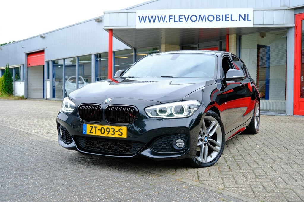 BMW 1-serie 118i M Sport Aut. Pano|Leder|Navi|Sportstoelen|L, Auto's, BMW, Zwart, Bedrijf, 650 kg, 3 cilinders