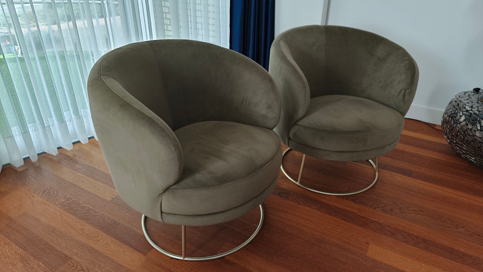 Groene velourse fauteuils met messing voet. Prijs per stuk., Huis en Inrichting, Ophalen, 75 tot 100 cm, Zo goed als nieuw, Metaal