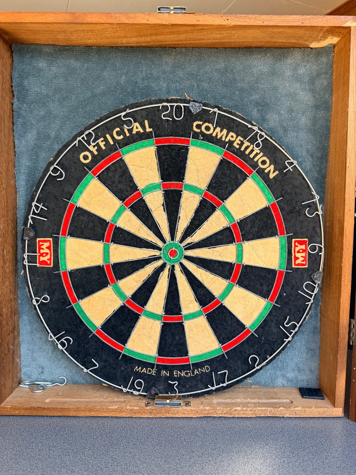 Dartbord in kabinet met pijlen, Ophalen, Gebruikt, Dartbord met pijlen