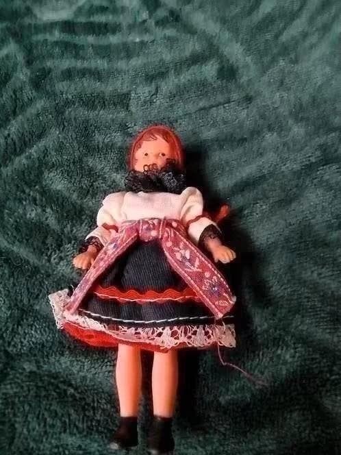 Ari popje in klederdracht - 11 cm, Ophalen of Verzenden, Gebruikt, Pop