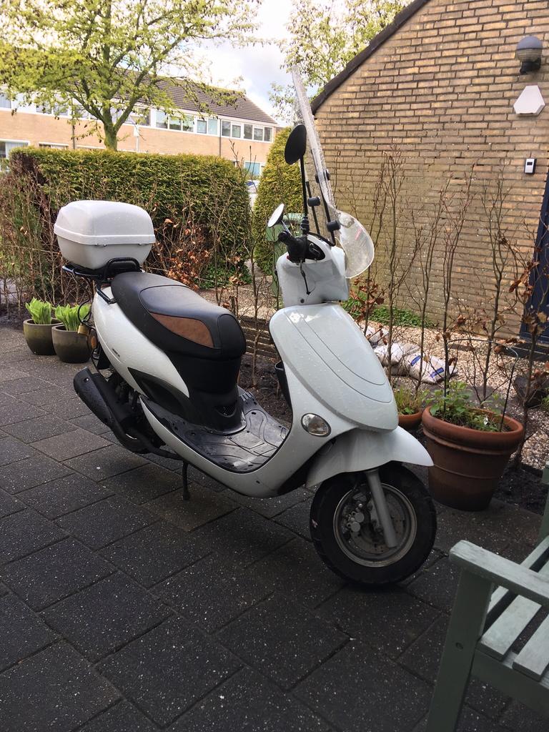 Scooter met gele kentekenplaat. Staat in Meppel, Fietsen en Brommers, Ophalen, Gebruikt, Benzine