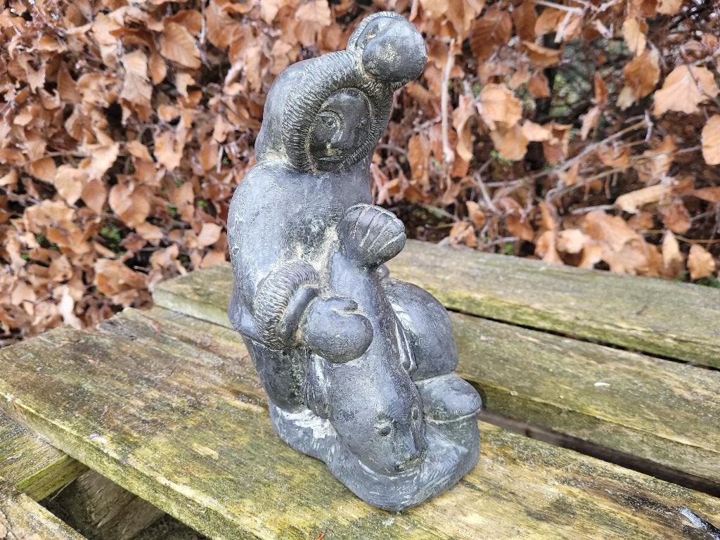 schitterende zware speksteen eskimo met zeehond, Verzamelen, Ophalen of Verzenden, Zo goed als nieuw, Mens