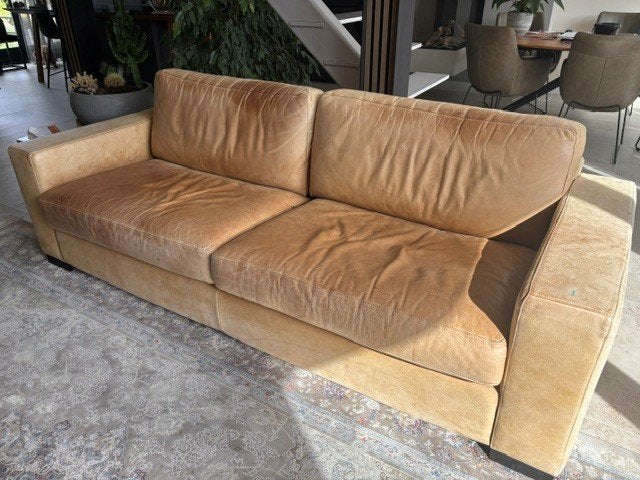Comfortabele leren bank - 3 zits 240 x 97 diep 85 rugleuning, Huis en Inrichting, Banken | Bankstellen, Ophalen, Gebruikt, Driepersoons
