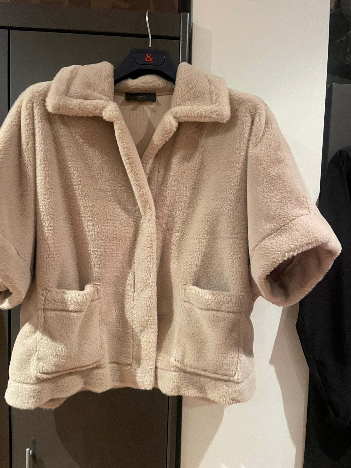 HET imitatie bont jasje / vestje -maat 44, Ophalen of Verzenden, Zo goed als nieuw, Maat 42/44 (L), Beige