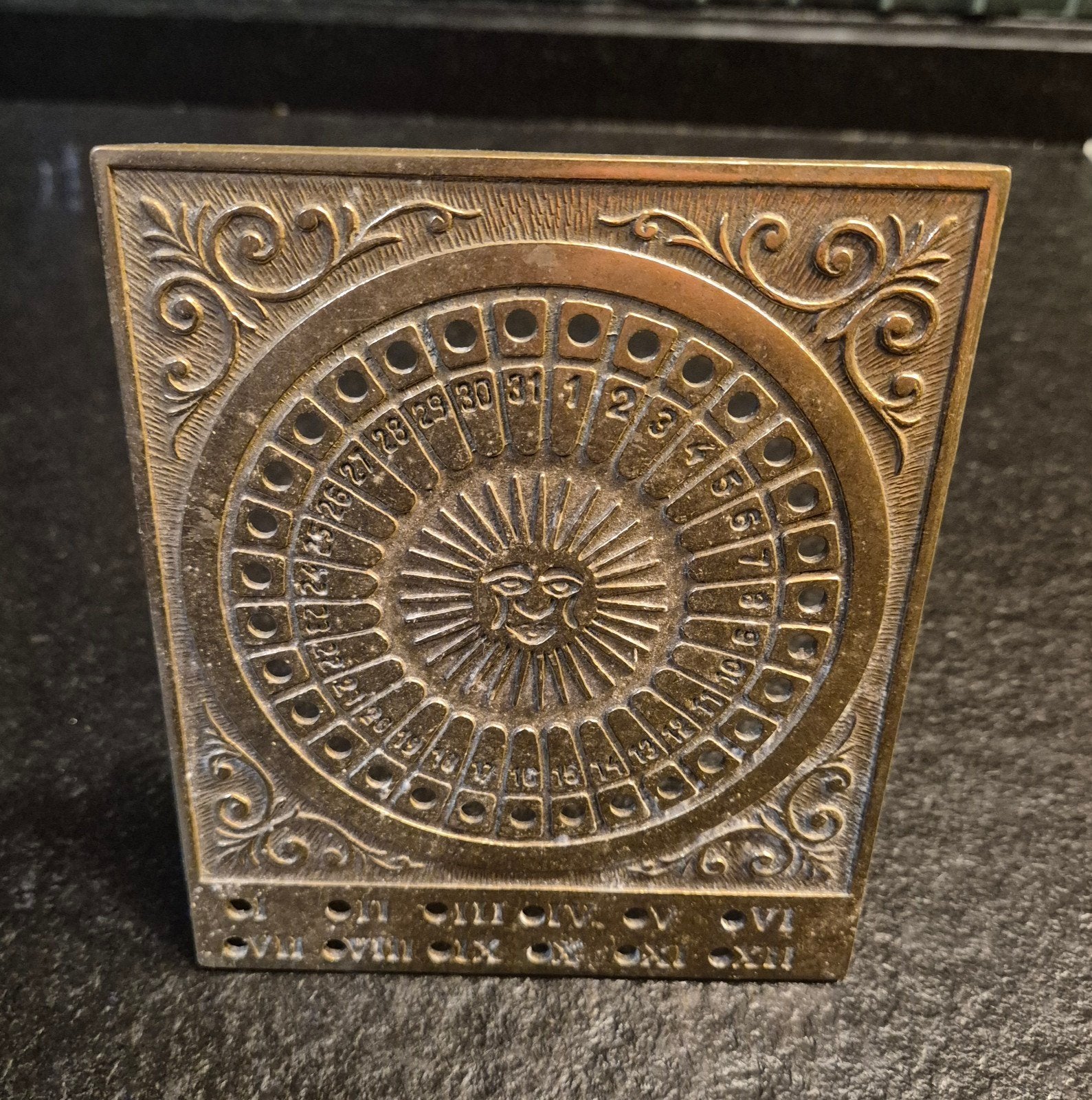 Antieke Bronzen Eeuwigdurende Kalender met Zonnewijzer, Antiek en Kunst, Ophalen of Verzenden