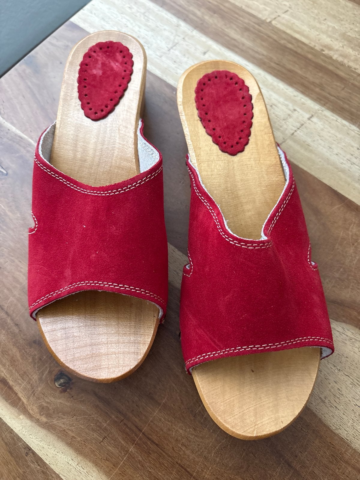Rode suède klompen met houten zool mt 41 nieuw, Kleding | Dames, Nieuw, Rood, Sandalen of Muiltjes, Ophalen of Verzenden
