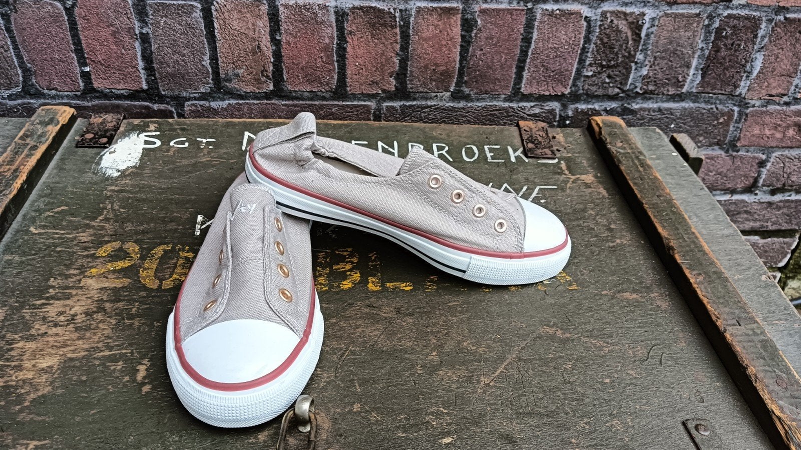 Beige instappers in maat 37, Kleding | Dames, Ophalen of Verzenden, Zo goed als nieuw, Victory, Instappers