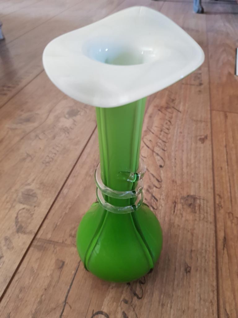 Murano vaas kelkbloem groen wit / design glaswerk, Antiek en Kunst, Ophalen of Verzenden