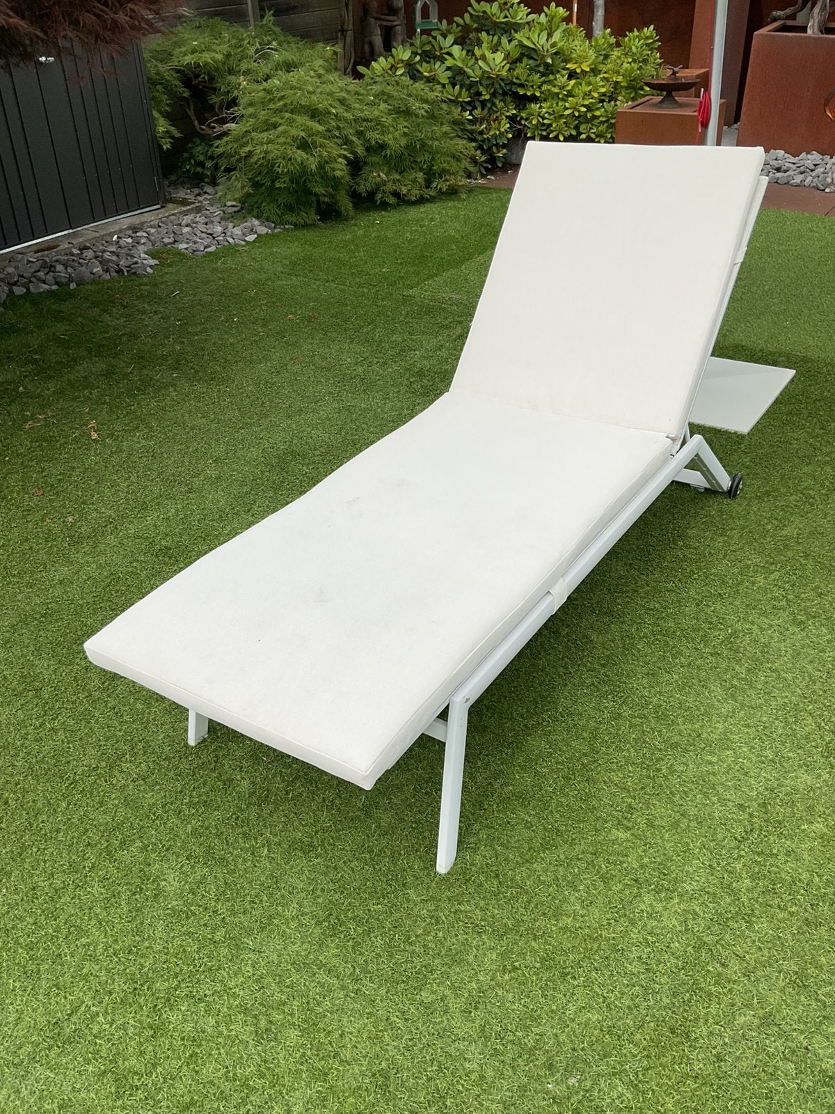 Wit Aluminium ligbed met origineel waterwerend lig kussen, Tuin en Terras, Ophalen, Zo goed als nieuw