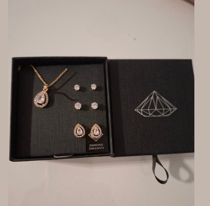 Sieradenset: Ketting, Oorbellen met Diamant Simulants, Sieraden, Tassen en Uiterlijk, Overige materialen, Nieuw, Ophalen of Verzenden