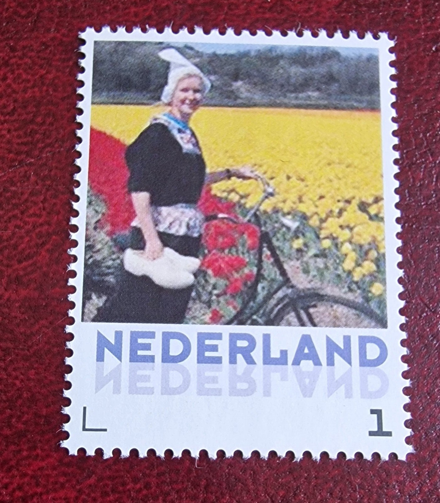 kv98 persoonlijke  postzegel: Vrouw in klederdracht met klom, Ophalen of Verzenden, Na 1940, Postfris
