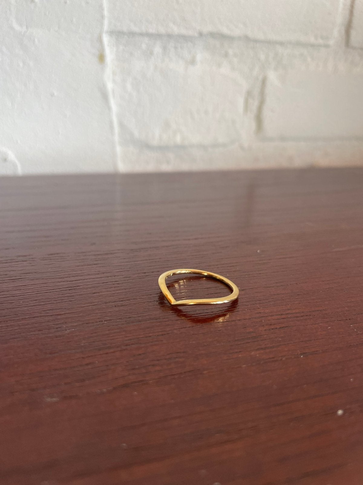 Gouden v-vormige ring, Sieraden, Tassen en Uiterlijk, Ringen, 18 tot 19, Ophalen of Verzenden, Zo goed als nieuw, Dame