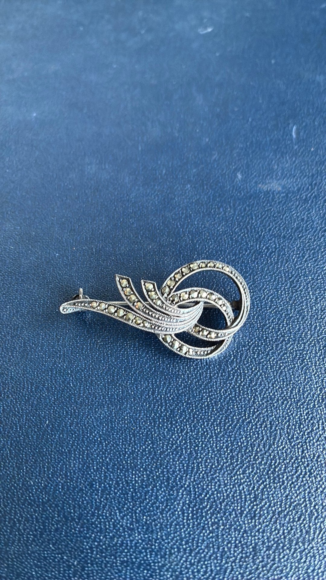 Zilver broche 935 keur strik met markasiet, 4 tot 7 cm, Gebruikt, Ophalen of Verzenden, Zilver