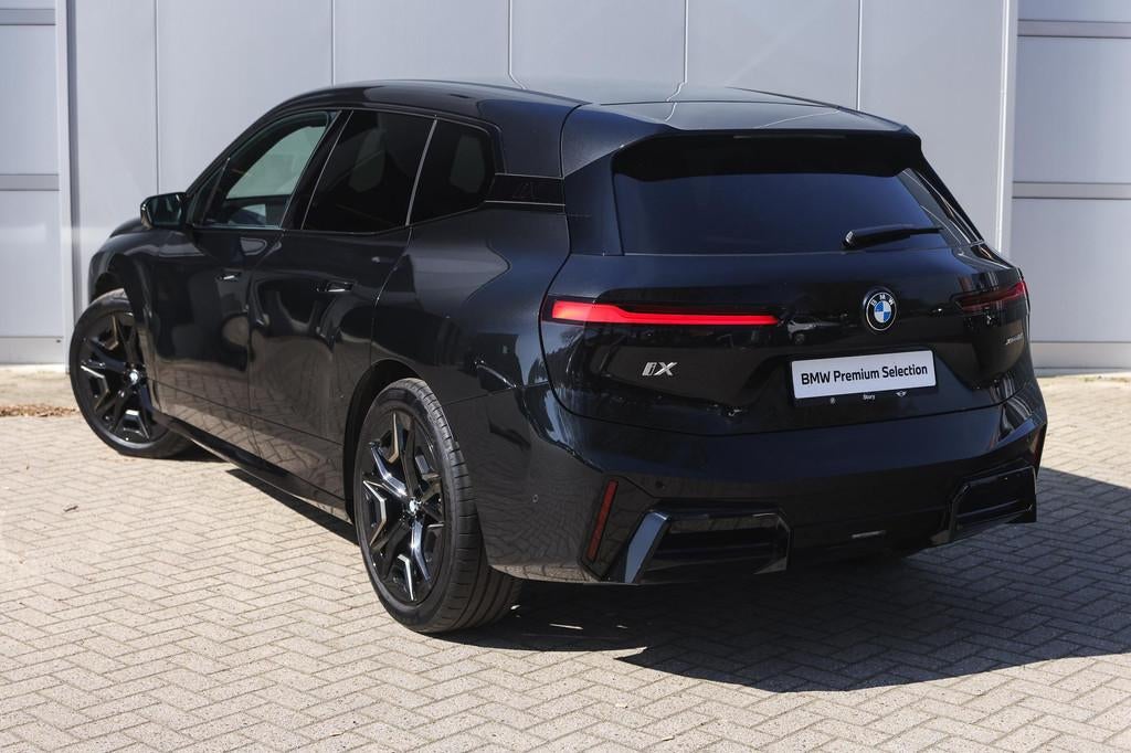 BMW iX xDrive60 M Sport / Panaromadak / Comfort Access / Sto, Met garantie (alle), Zwart, Leder, Vierwielaandrijving