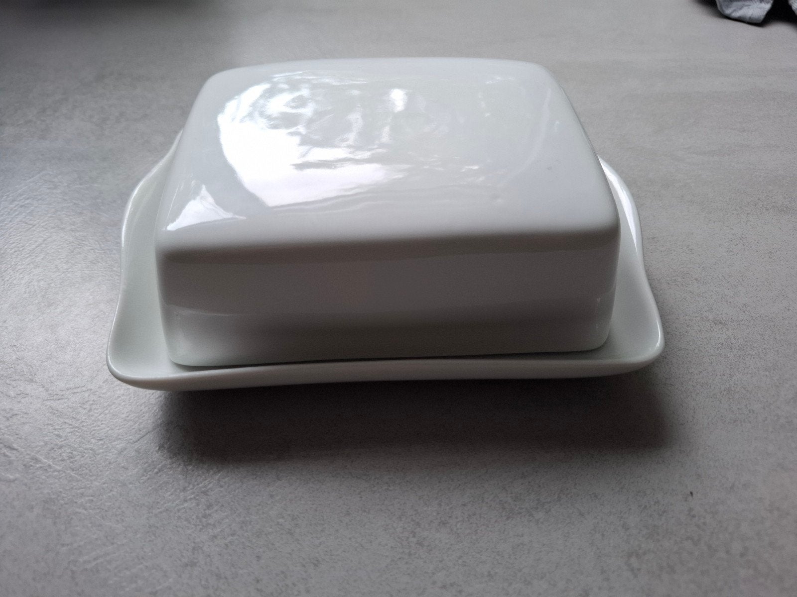 Witte keramischr botervloot met deksel, Ophalen of Verzenden, Zo goed als nieuw, Overige stijlen, Overige typen
