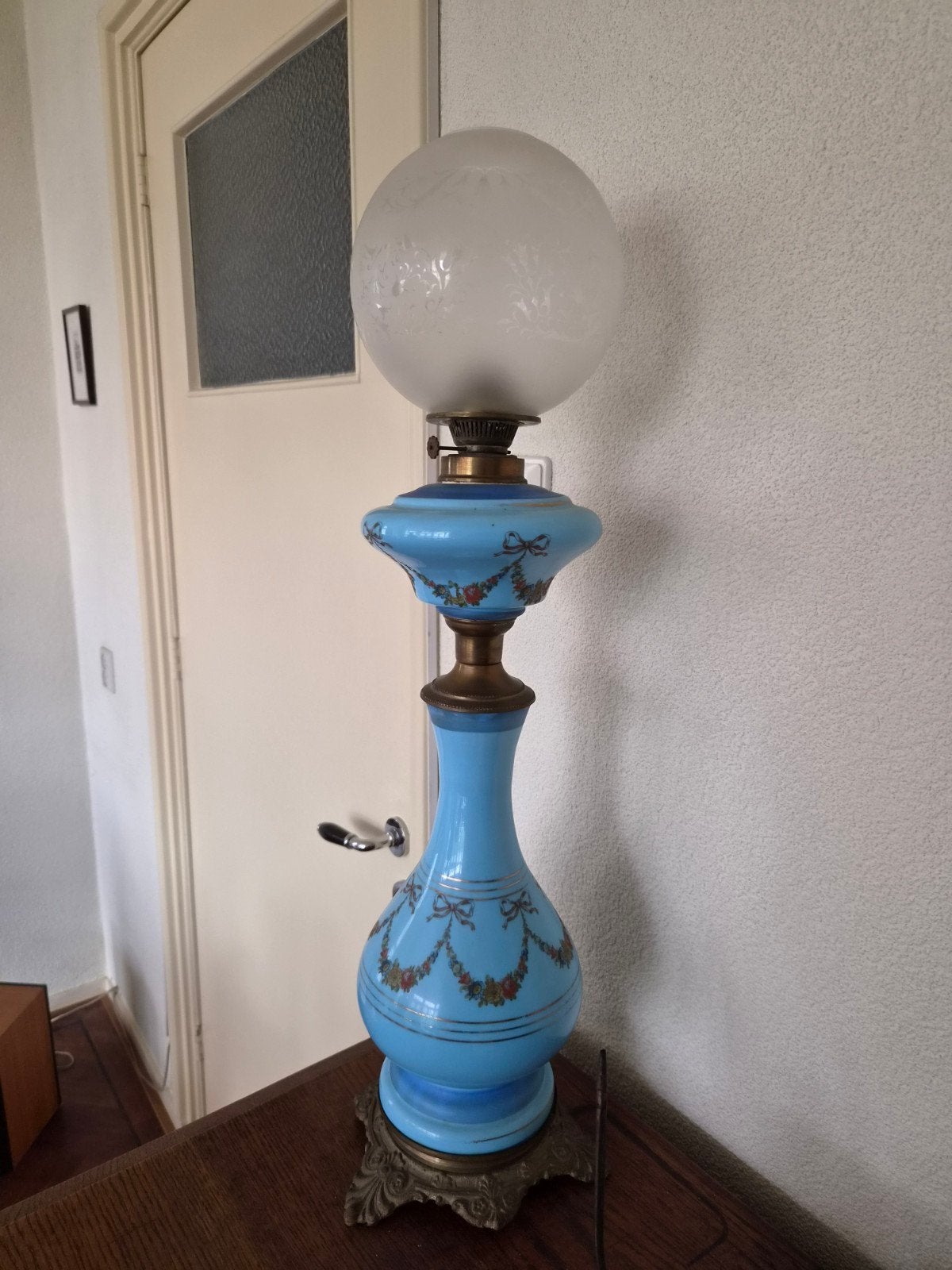 Antieke olielamp, blauw opaline glas, bloemmotief, Antiek en Kunst, Ophalen